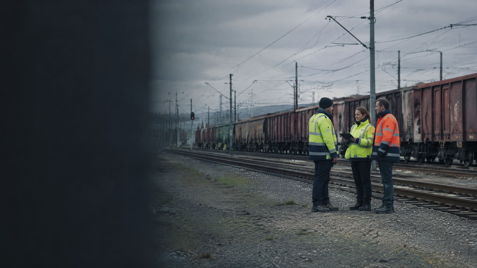 Europäische Bahnfachkräfte stimmen einen Einsatz im Rangierbahnhof gemeinsam ab